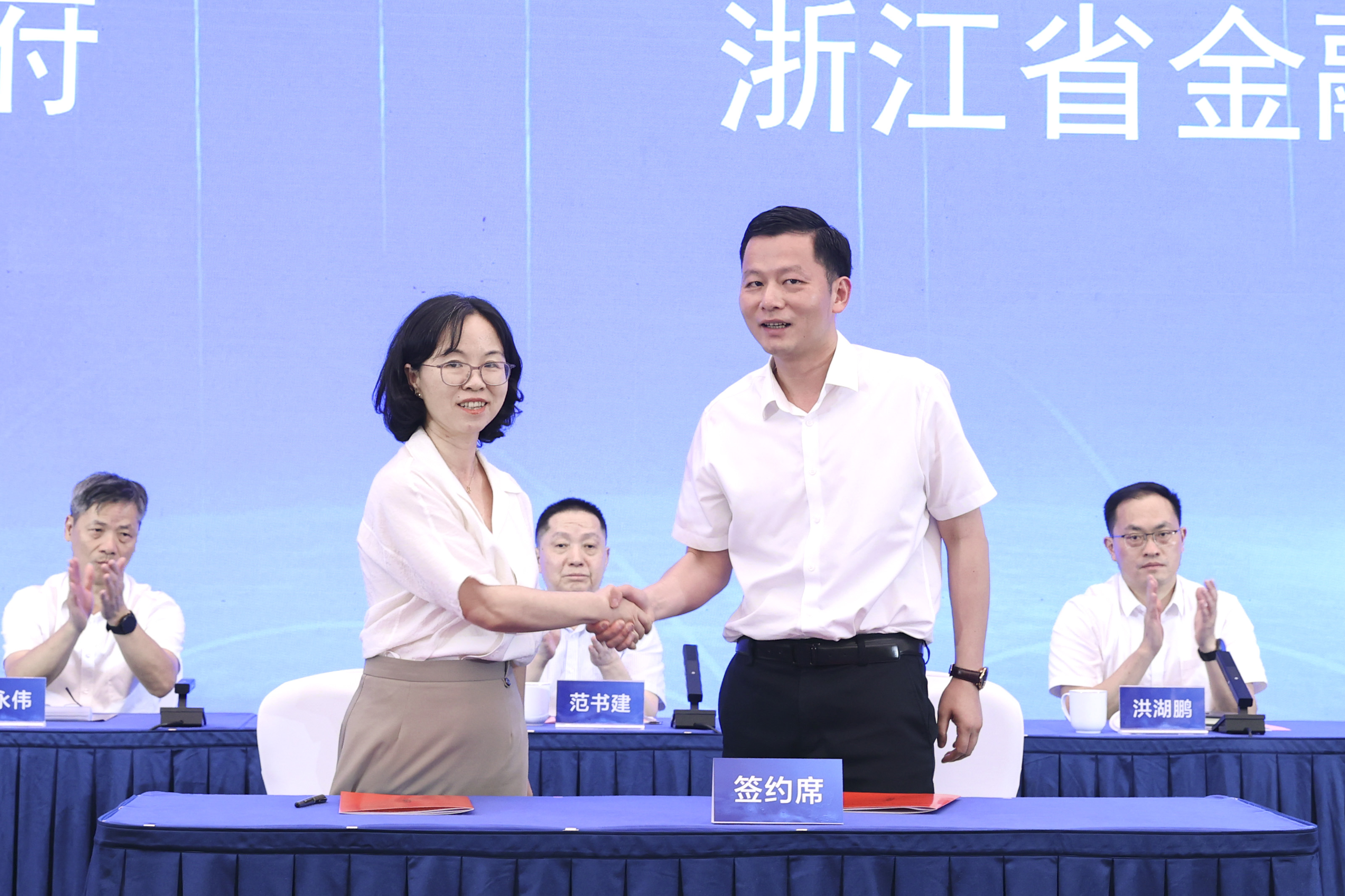 国家级车联网先导区(浙江德清)正式揭牌 尊龙凯时人生就是博投资公司与德清签署合作协议书.jpg