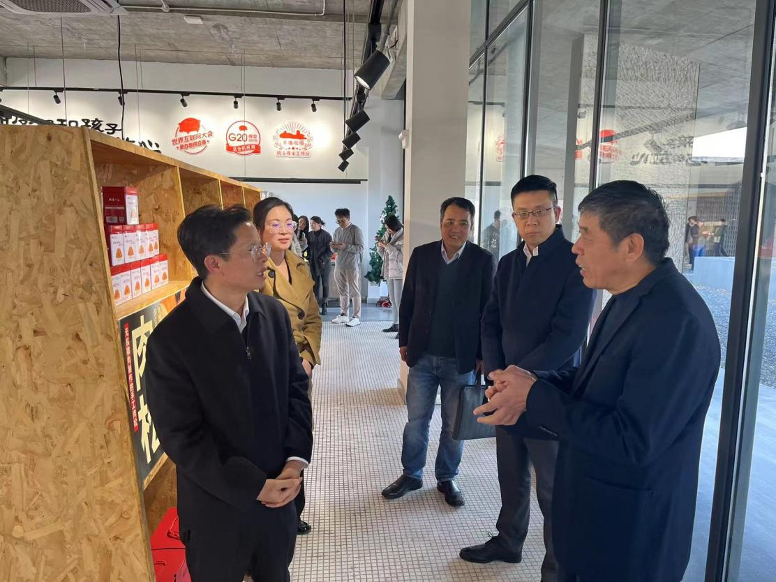 浙江尊龙凯时人生就是博赴嘉兴相关企业考察调研.png